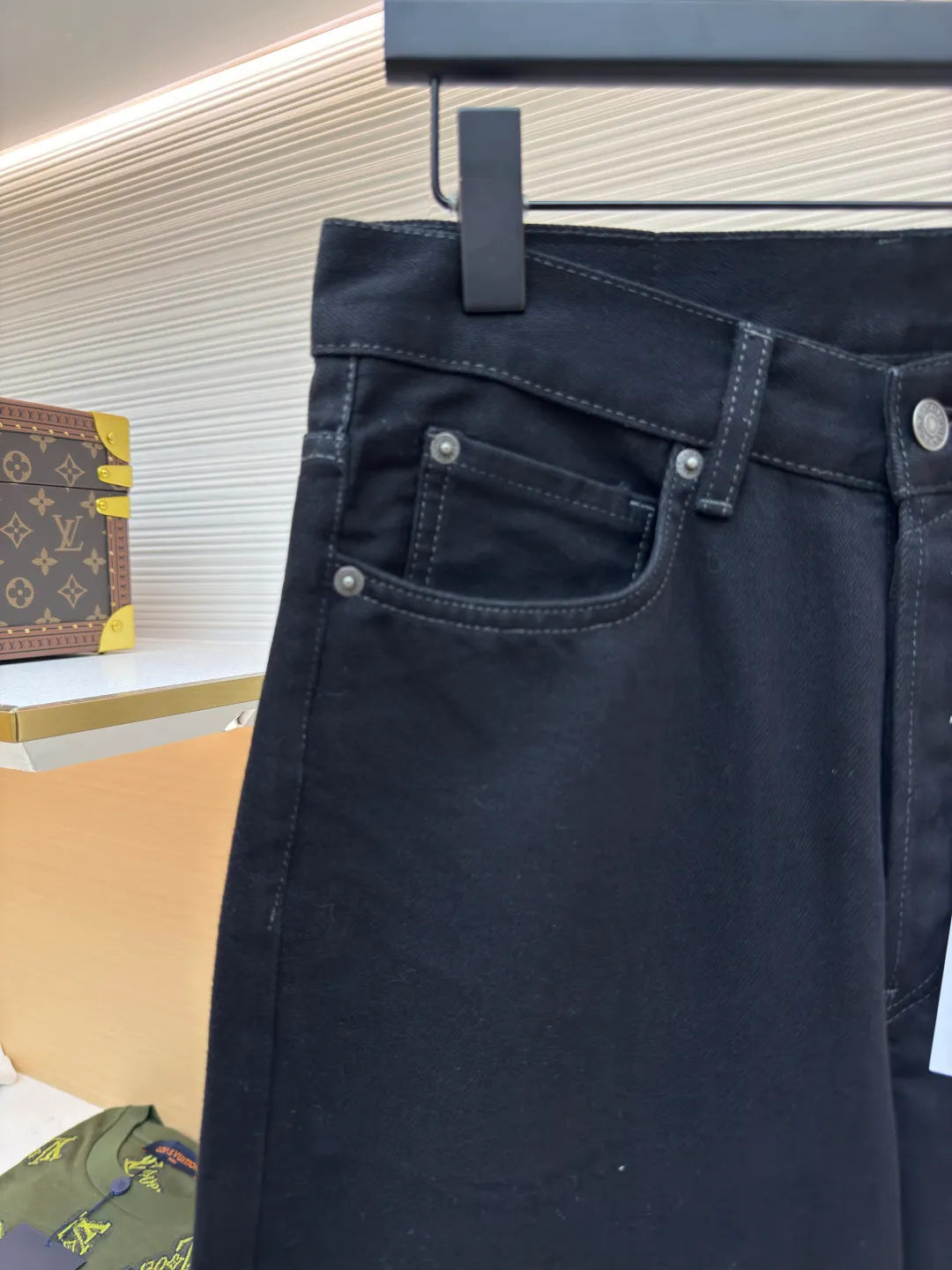 ACNE 25SS basic straight jeans ●Authentic product: purchased and developed at 2699 ●Item number: 1680581-A75 ●Material: machine cotton twill ●Technology: handmade ●Version: fitted version ●Weight: about 845g ●Size: XS-S-M-L ●Description: Natural transition The color is quite subtle, not gray or black, not black, it is too difficult to operate, the retro and nostalgic whiskering color is quite advanced, the inside is also very clean, the chain bike has neat lines, more beautiful, good fixation, and relatively rich layers. The overall wiring is straight and delicate, the fabric is comfortable and soft, and the color is consistent without color difference. It can be matched with the same style to create a fashionable look and control various occasions. Customized accessories, complete with three standards, same style for men and women!